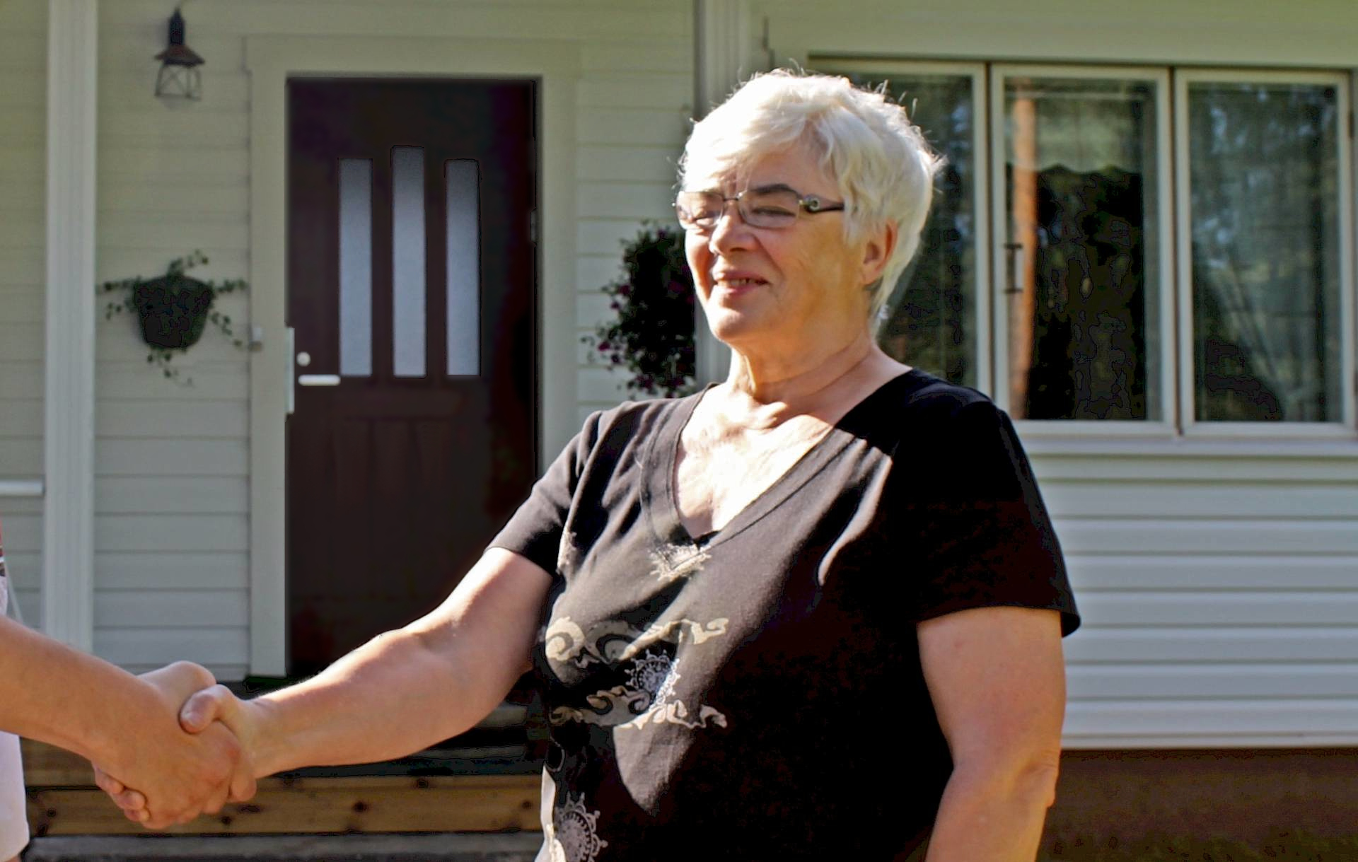 Ulkoverhouksen ja energiaremontin jalkeinen omakotitalon julkisivu.